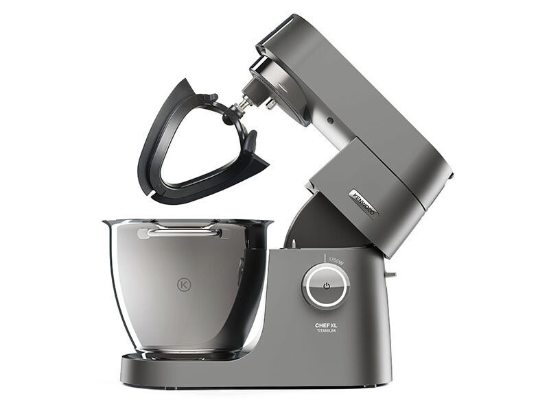 Grauer Küchenmixer mit Schüssel und Aufsätzen auf weißem Hintergrund.
