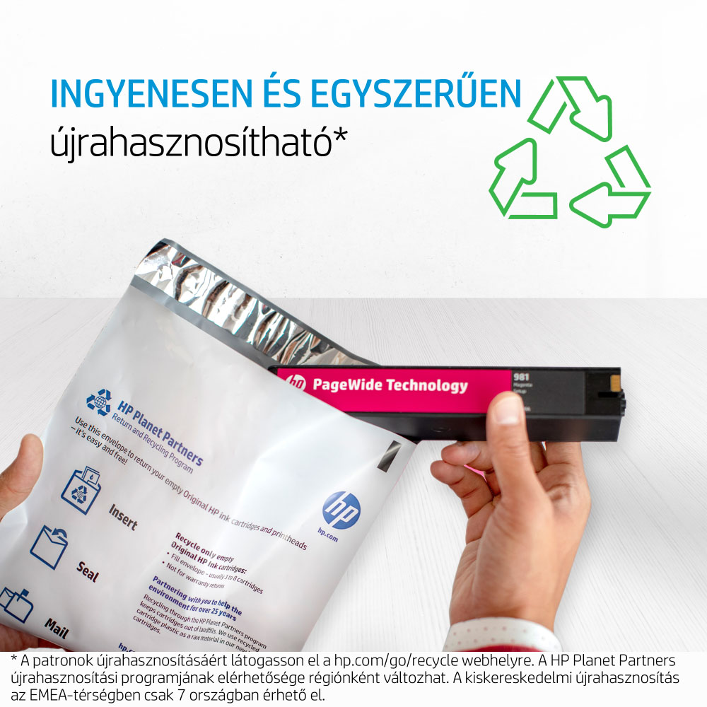 Egy személy HP tintapatront és újrahasznosító zacskót tart. A kép a tintapatronok ingyenes és egyszerű újrahasznosítását hirdeti.