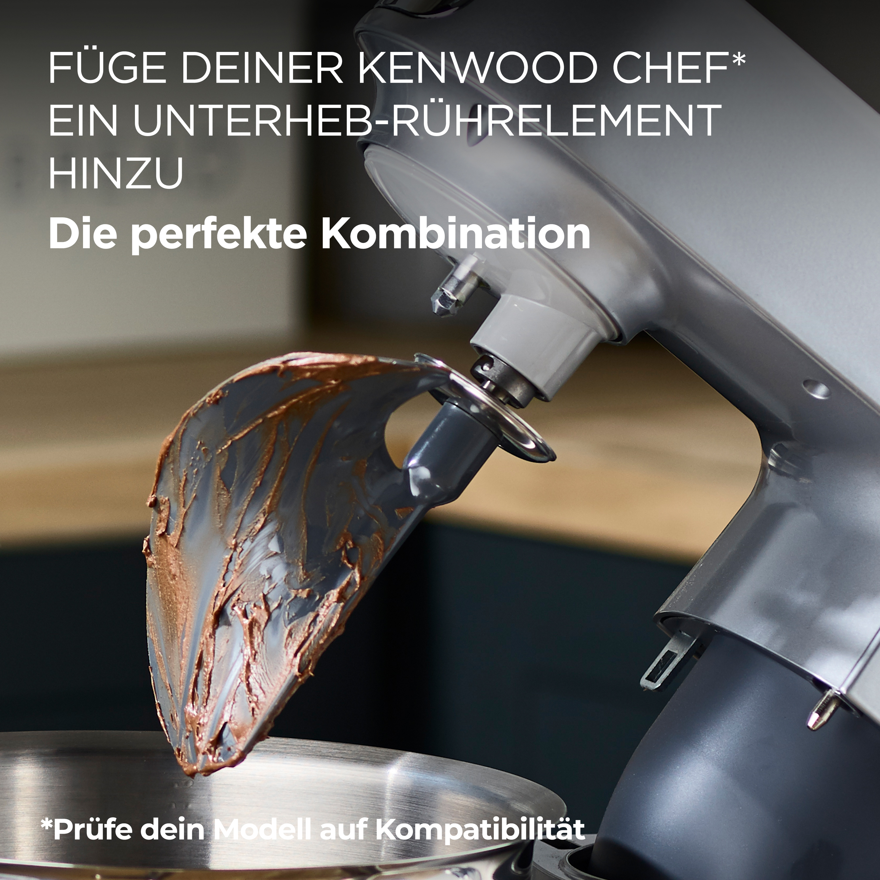 Ein Kenwood Chef Mixer mit einem dunklen Spatelaufsatz. Das Bild zeigt die perfekte Kombination zum Mischen.