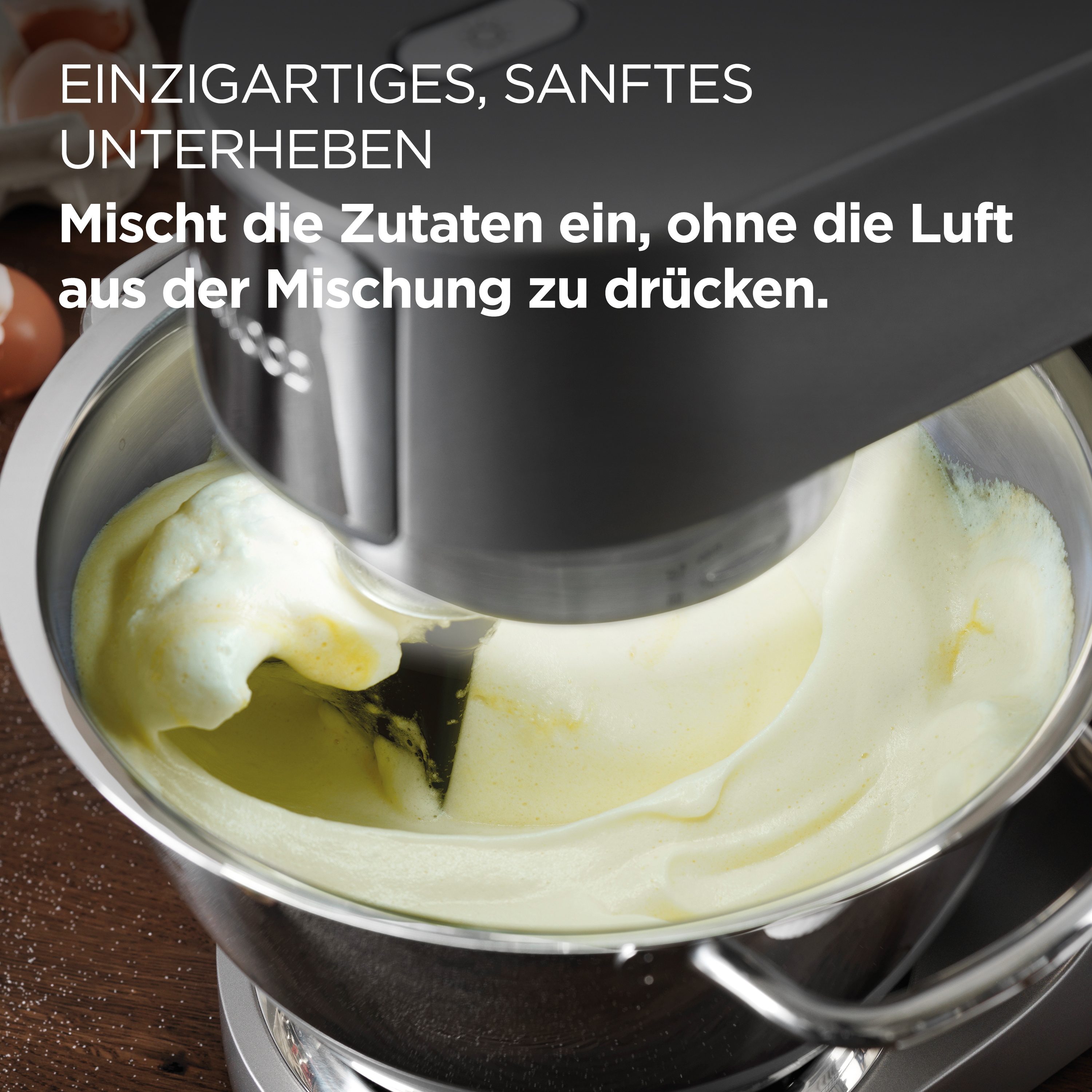 Ein Mixer schlägt Zutaten. Die Klinge faltet sanft Luft in die Mischung, ohne die Luft auszuquetschen.