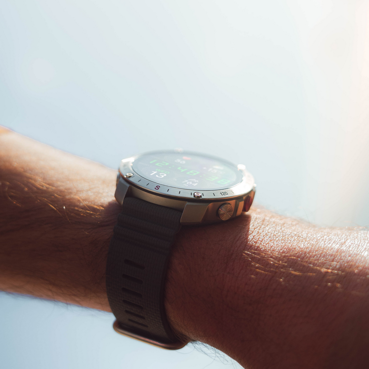 Muñeca de una persona con un reloj inteligente que muestra la hora y la fecha.