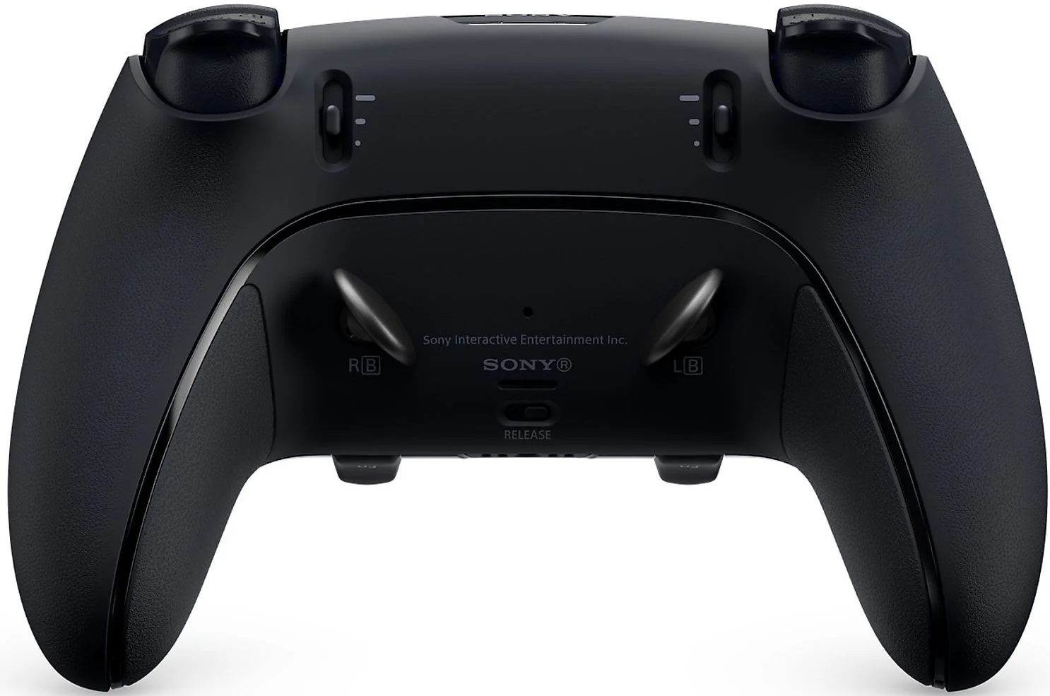 Vista posteriore di un controller nero per PlayStation 5. Sfondo bianco.