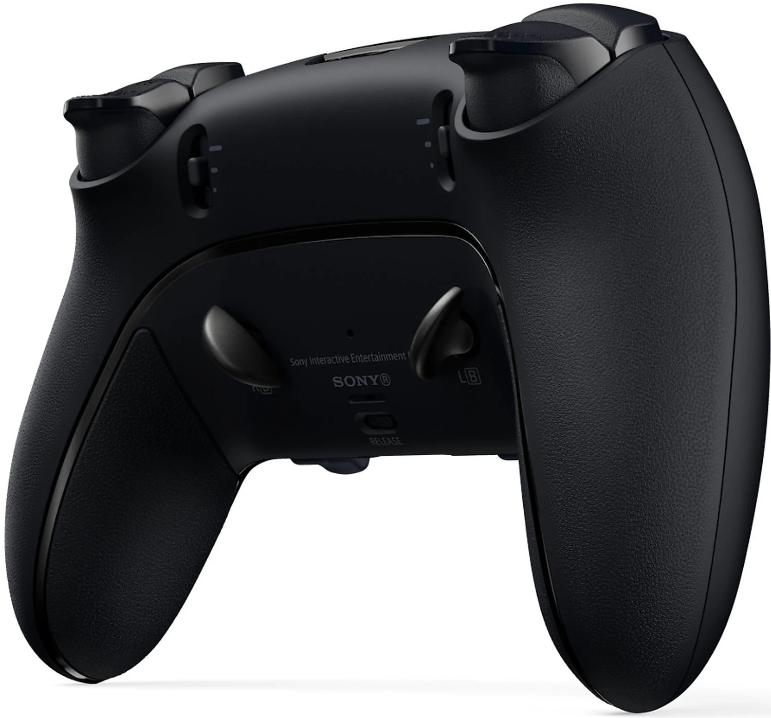Viene mostrato un controller PlayStation nero, il retro del controller è visibile.