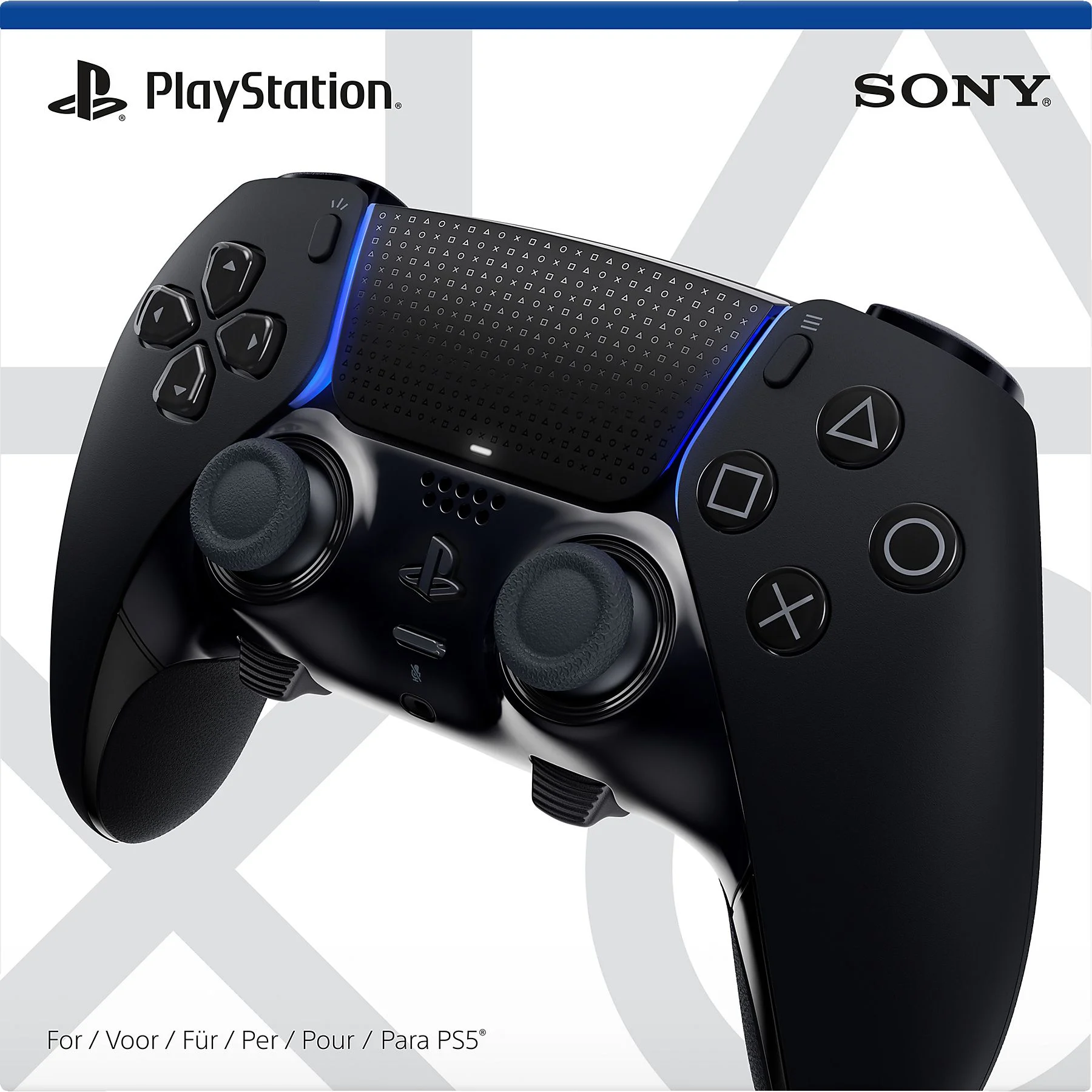 Controller PlayStation nero, vista angolata, con pulsanti, joystick e logo PlayStation.