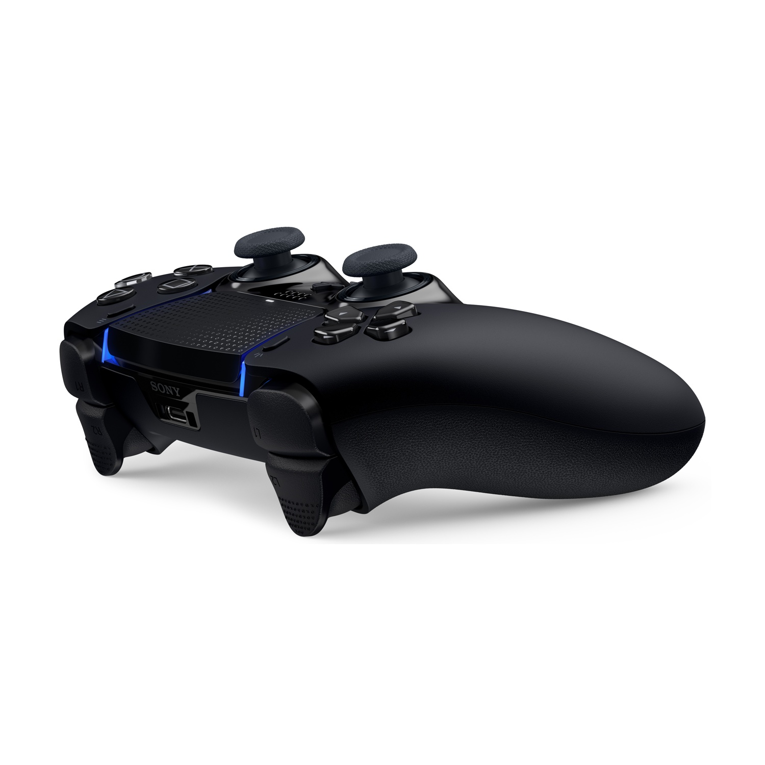 Un controller PlayStation nero, vista angolata, con pulsanti e joystick visibili.