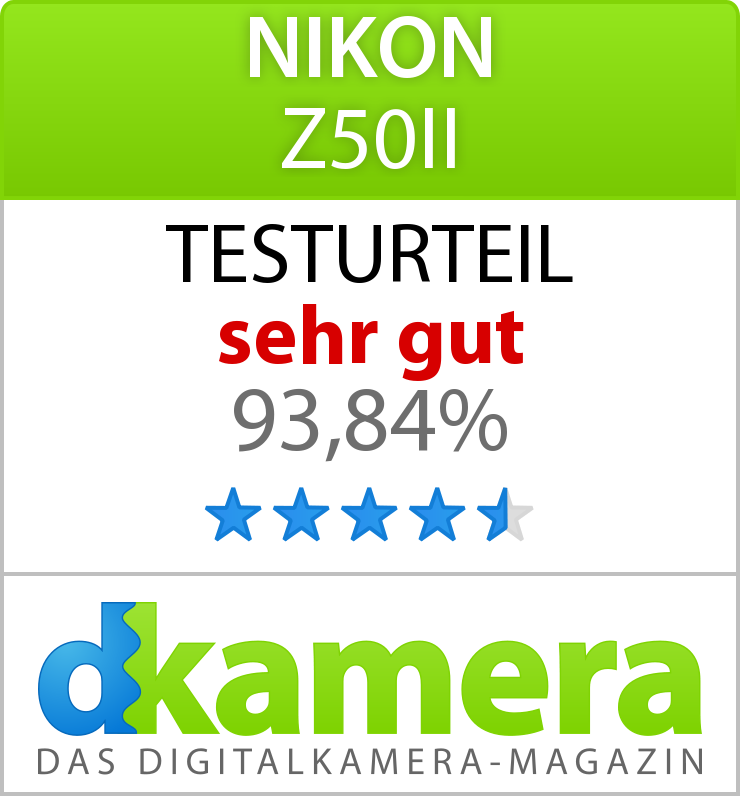 Nikon Z50II Testbericht mit einer Bewertung von 93,84% und vier Sternen. Das Logo des Magazins dkamara ist ebenfalls vorhanden.