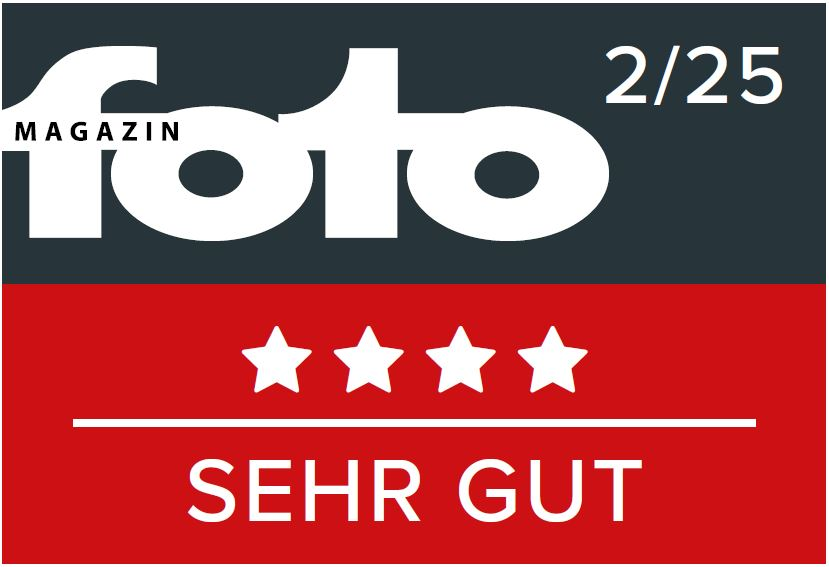 Foto-Magazin-Logo. Roter Hintergrund, 4 Sterne, Text: SEHR GUT, Nummer 2/25.