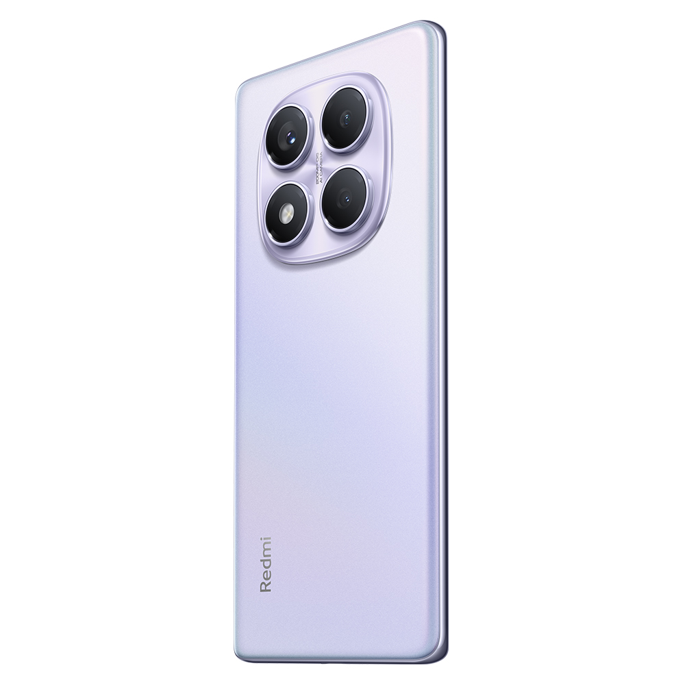 Mor Redmi telefonun arkası, dört kamera lensiyle.