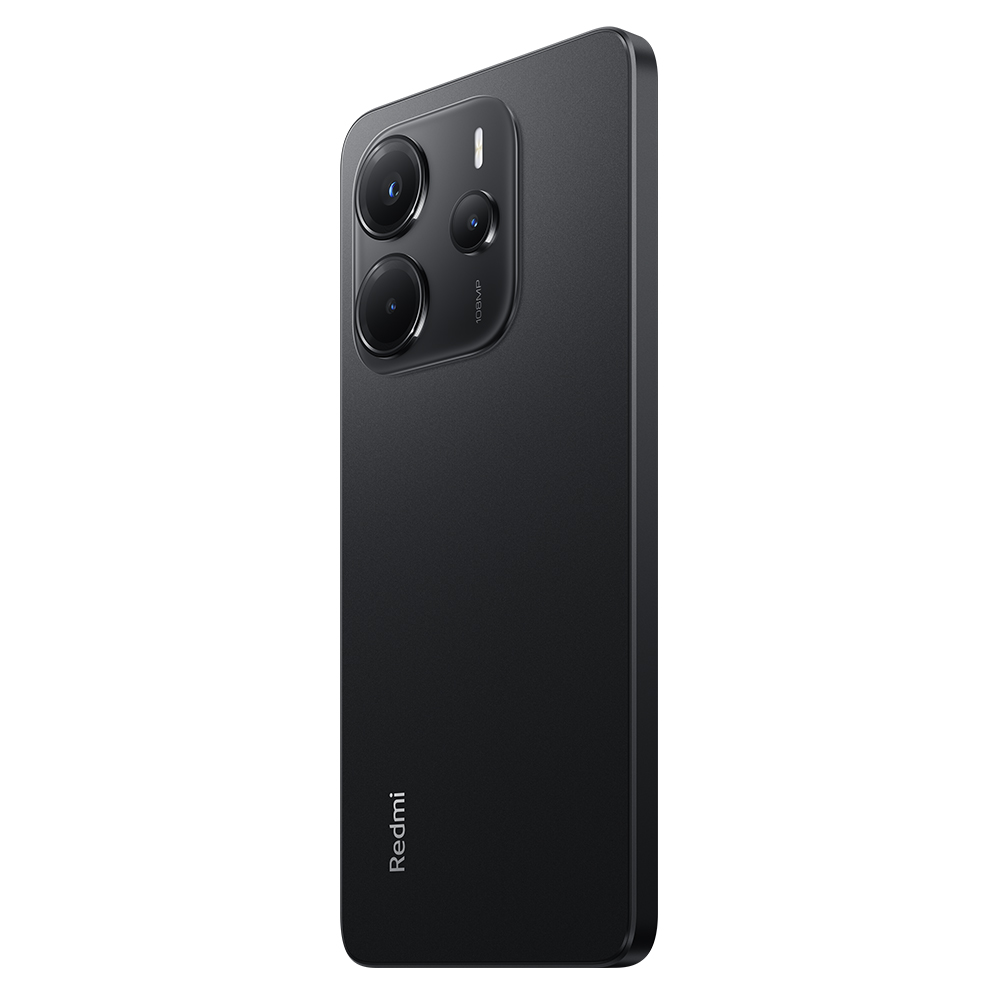 Üçlü kamera lensi ve Redmi logosu olan, açılı siyah akıllı telefon, beyazda izole.