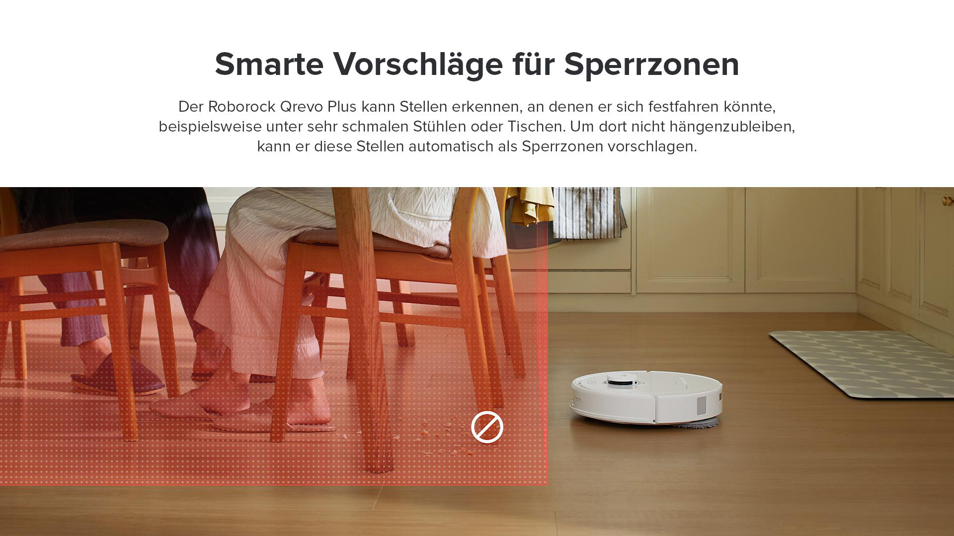 Ein Roboter-Staubsauger reinigt einen Holzboden. Personen sitzen an einem Tisch. Eine rote Zone ist eingezeichnet.