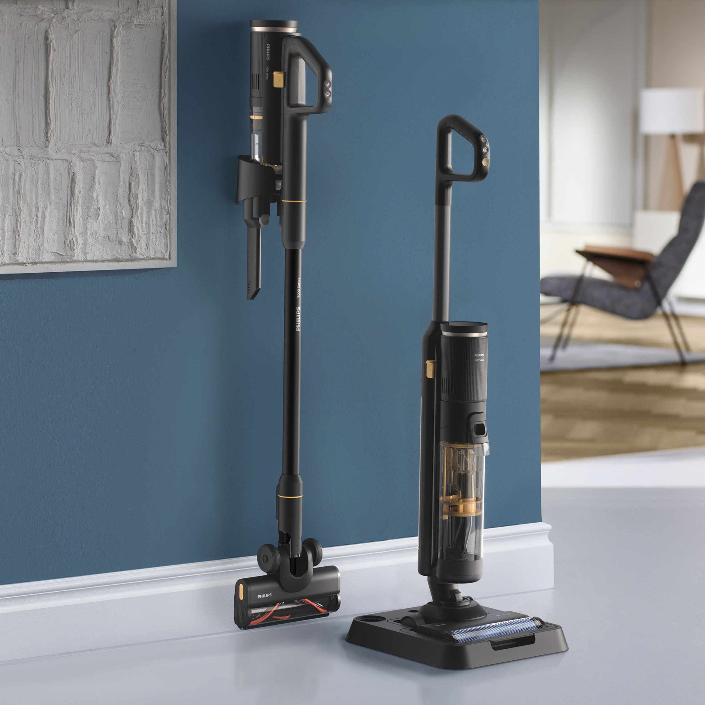 Dwa czarno-złote odkurzacze Philips, jeden stojący pionowo, drugi na podstawie.