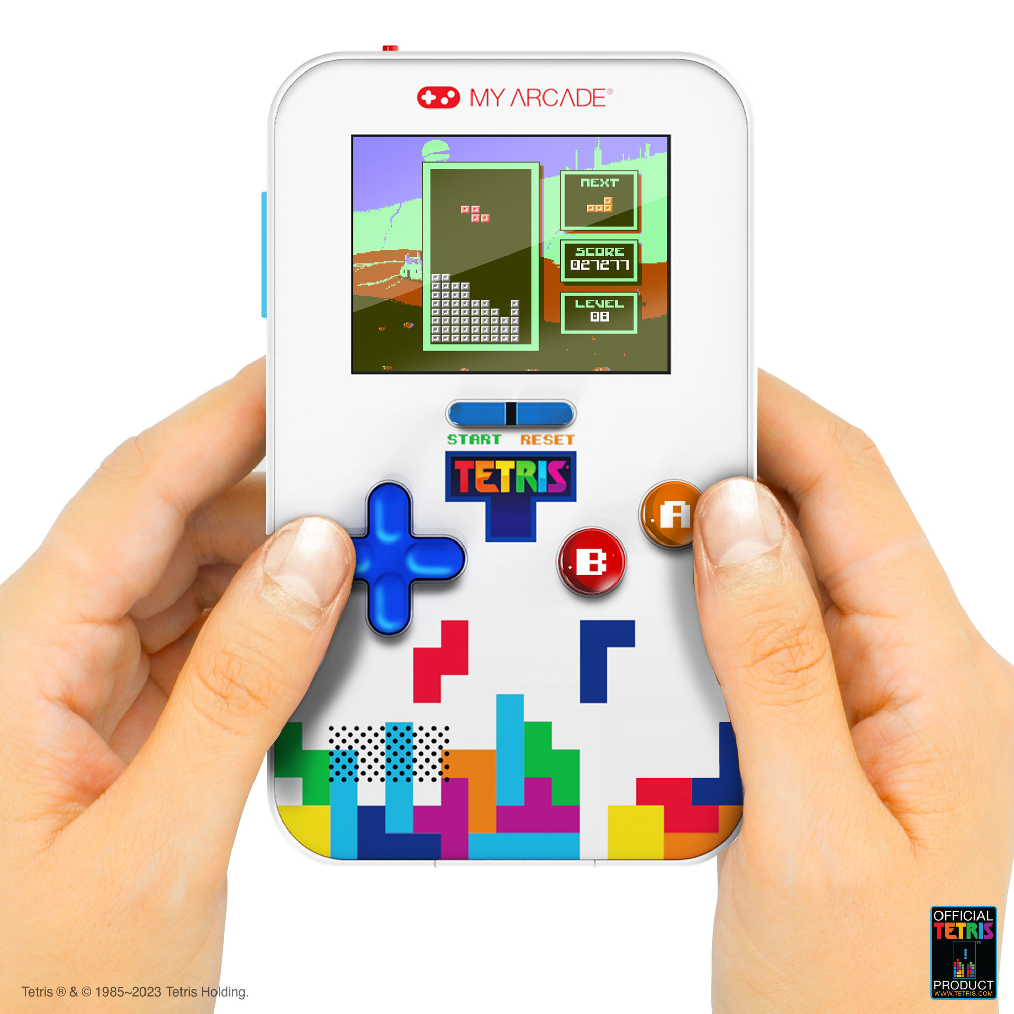 Eller, ekranda Tetris oyunu olan beyaz bir el oyun konsolunu tutuyor.