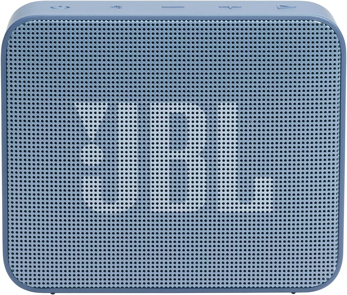 Altavoz cuadrado azul con muchos agujeros. El logotipo de JBL en blanco es visible en el frente.