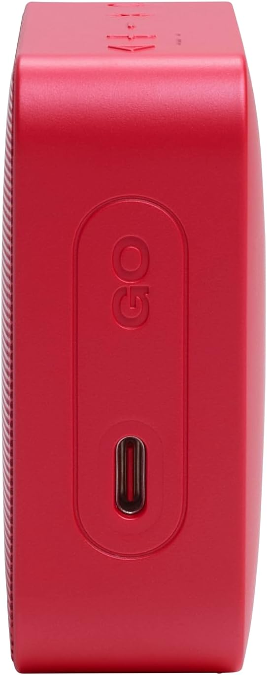 Un altavoz portátil rojo y rectangular con la palabra 'GO' y un puerto de carga.