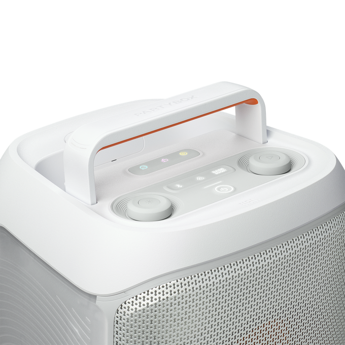Altavoz blanco con asa y controles. El altavoz tiene una malla blanca y acentos naranjas.
