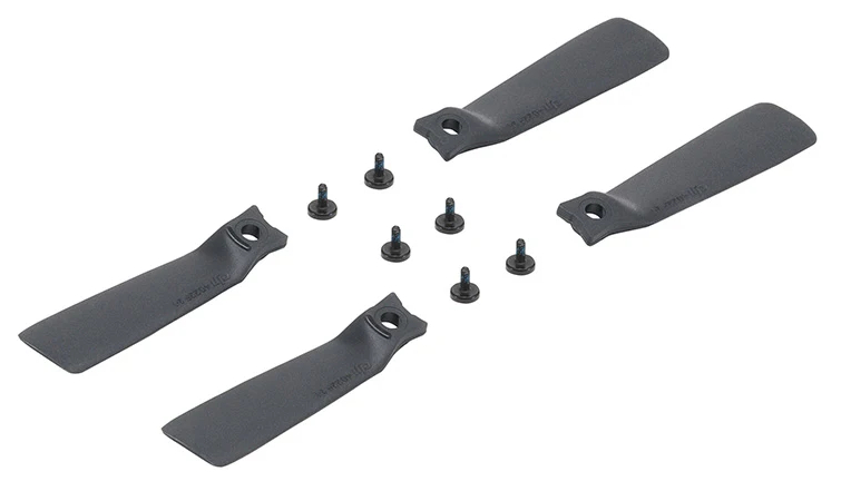 Cztery ciemnoszare łopaty śmigła drona ze śrubami na białej powierzchni.