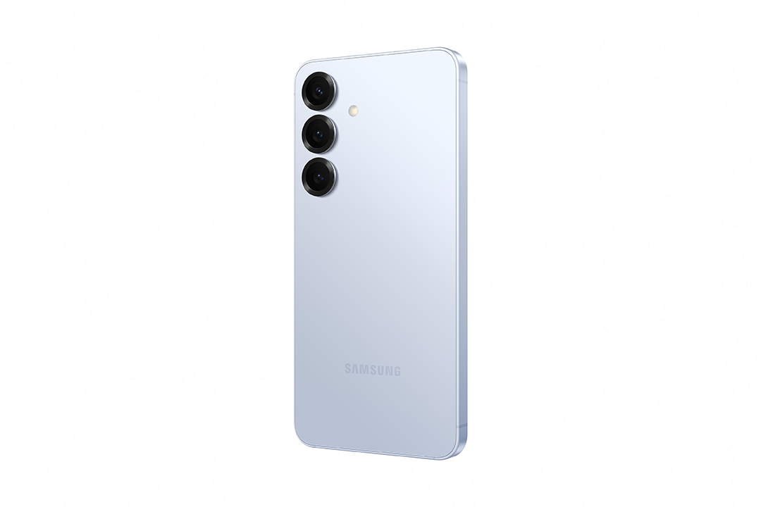 Világoskék okostelefon hátulról, három kamerával és Samsung logóval.