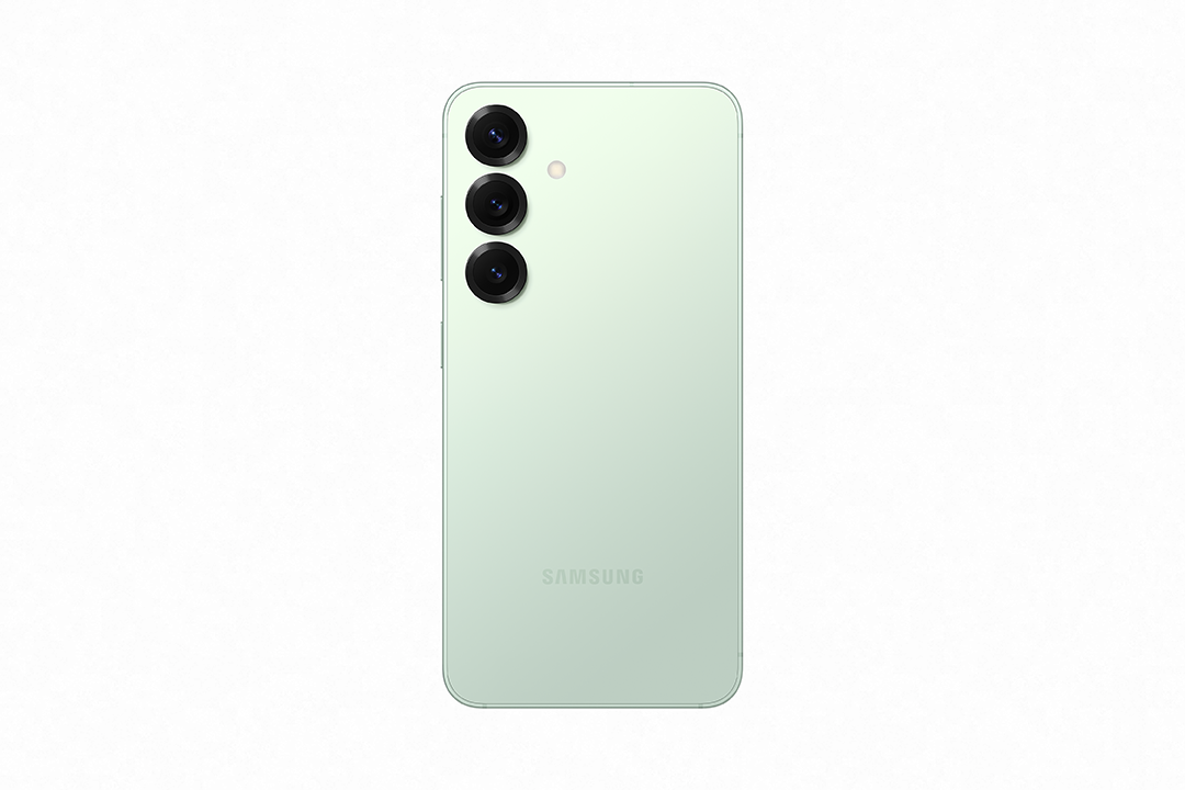 Zöld okostelefon, hátulnézet, három kamerával. Samsung logó látható.