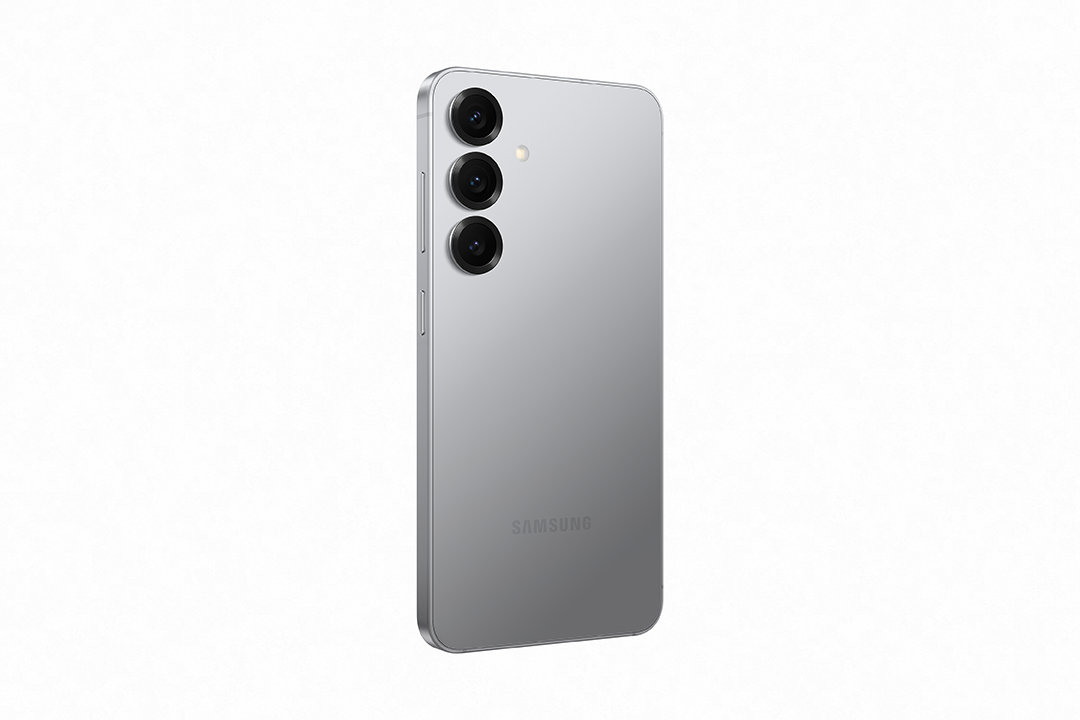 Ezüst Samsung telefon hátulja három kamerával. Fehér háttér.