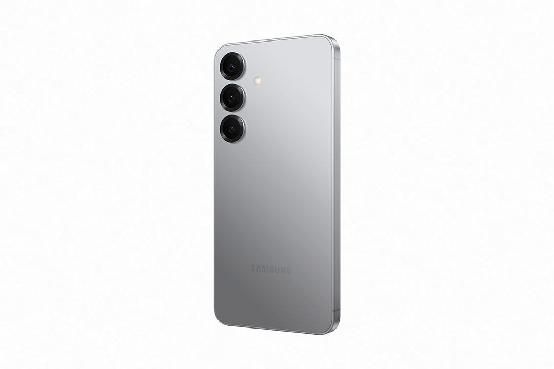 Ezüst okostelefon, hátulnézet, három kamerával és a Samsung logóval.