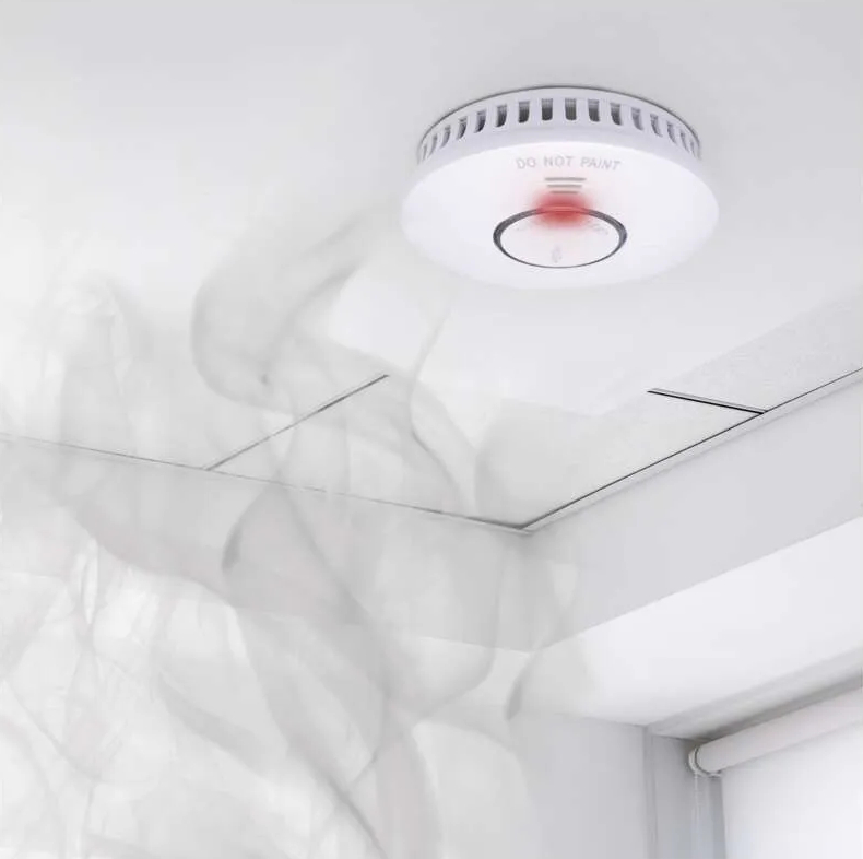 Kobieta siedzi na sofie, używając tabletu. Widoczne logo Lenovo.