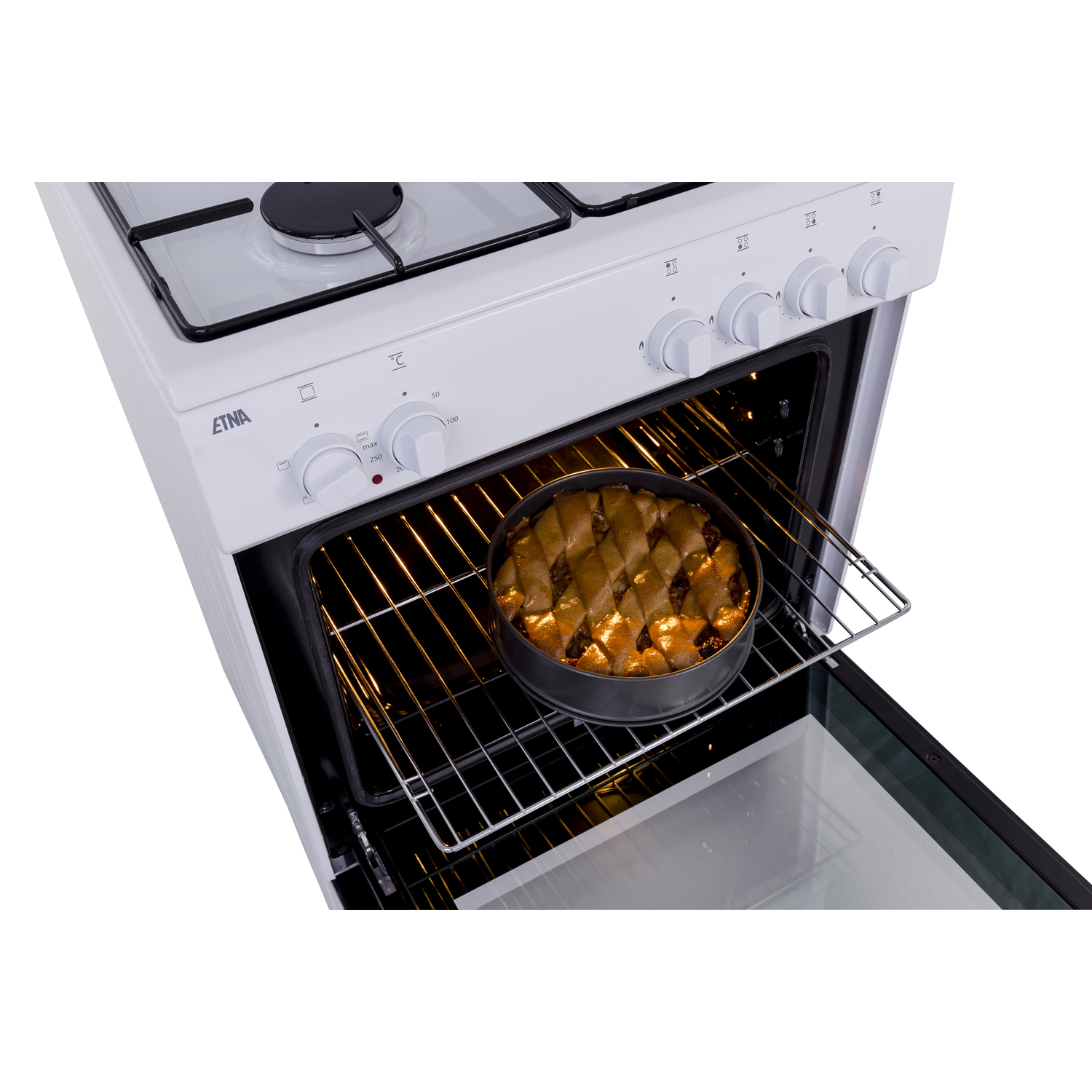Een oven met een cake erin. De ovendeur is open en toont de cake op een rooster.