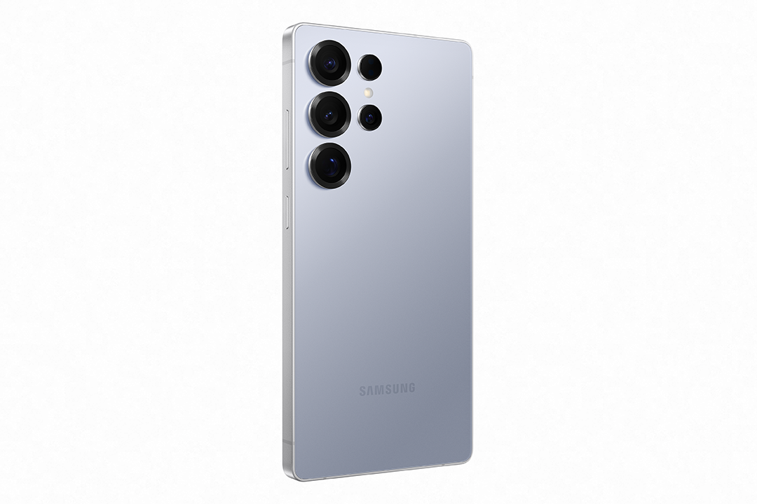Világoskék telefon több hátlapi kamerával, a Samsung logóval, fehér háttér előtt.