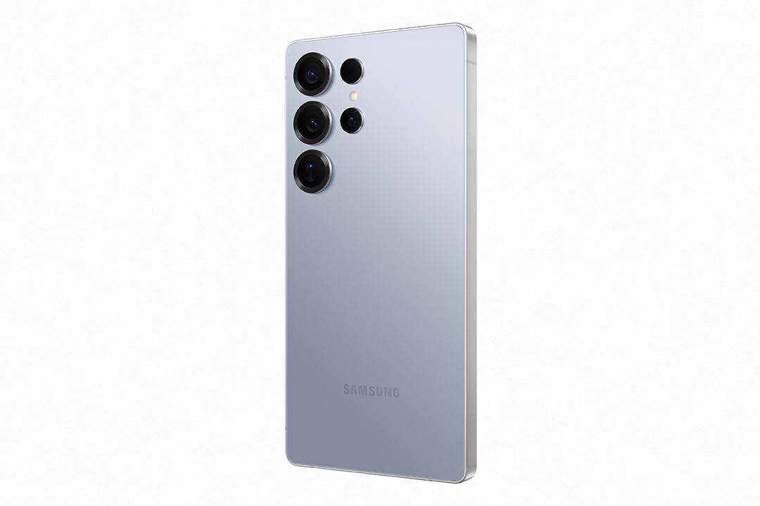Világoskék okostelefon három kamerával és Samsung logóval. Fehér háttéren.