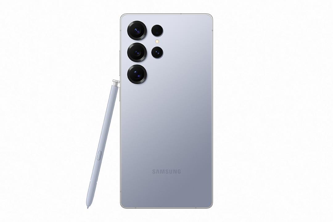 Egy világoskék Samsung telefon hátulja, több kamerával és stylusszal.