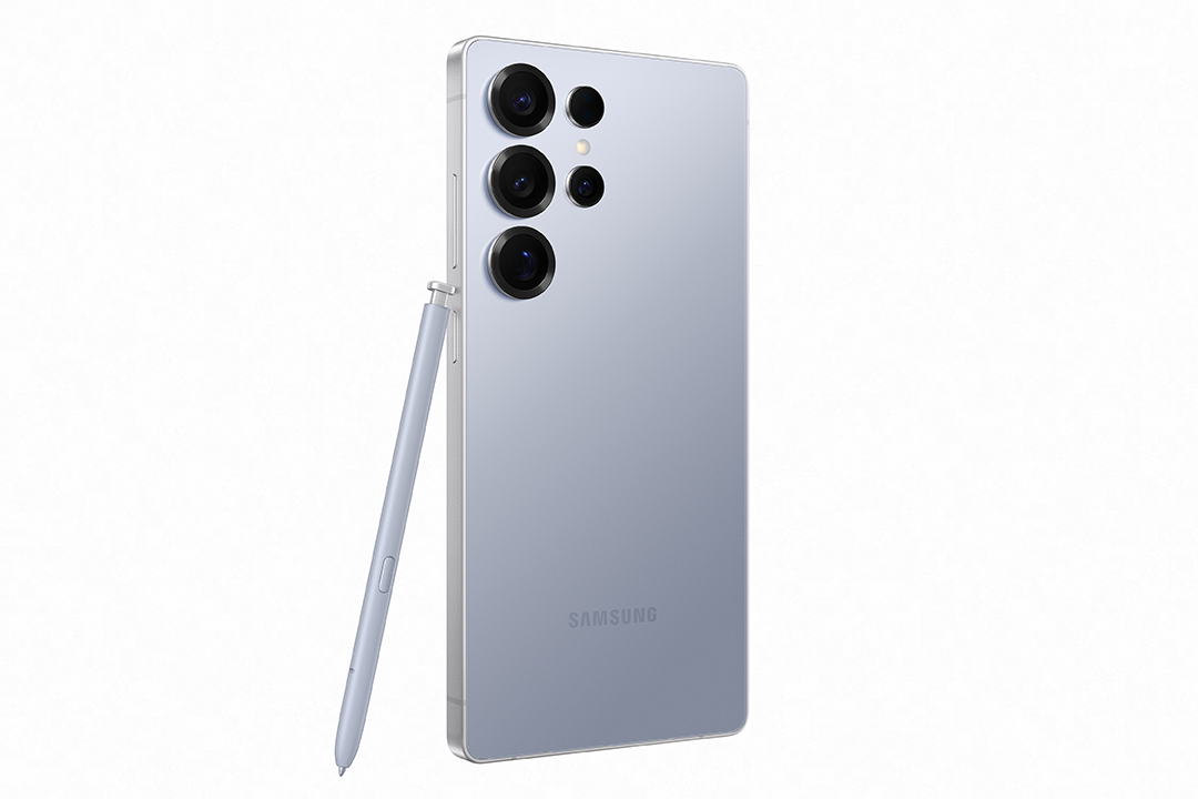 Világoskék Samsung telefon tollal. A telefon több kamerával és a Samsung logóval rendelkezik.