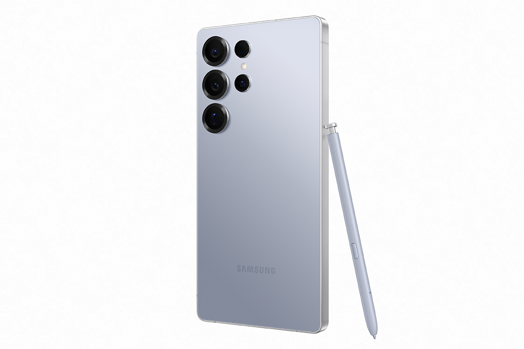 Szürke telefon tollal, szögben, kamerákkal a hátulján. A telefon fehér háttéren van.