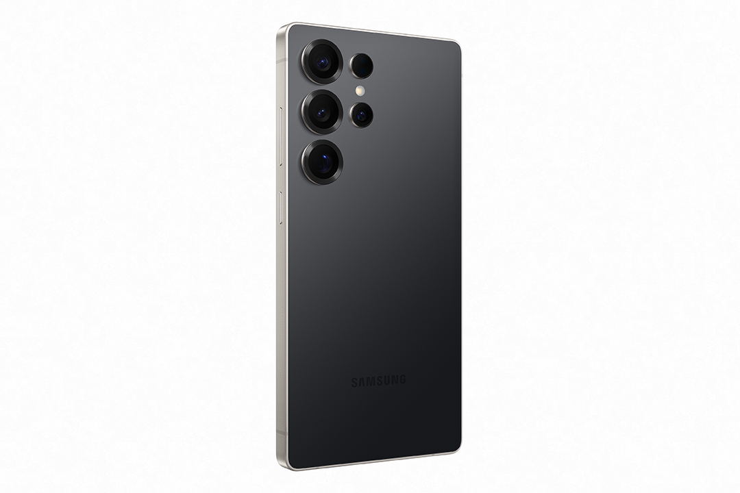 Egy sötétszürke Samsung telefon hátulja, három kamerával, a Samsung logóval.