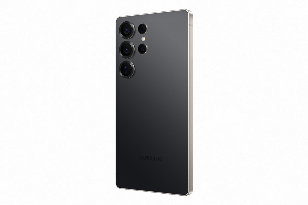 Fekete telefon hátulról, hármas kamera, Samsung logó fehér háttéren.