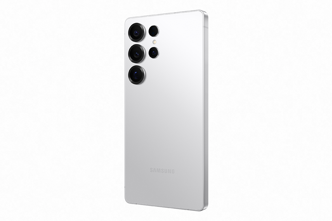 Ezüst Samsung telefon hátulja négy kamerával. Fehér háttér.