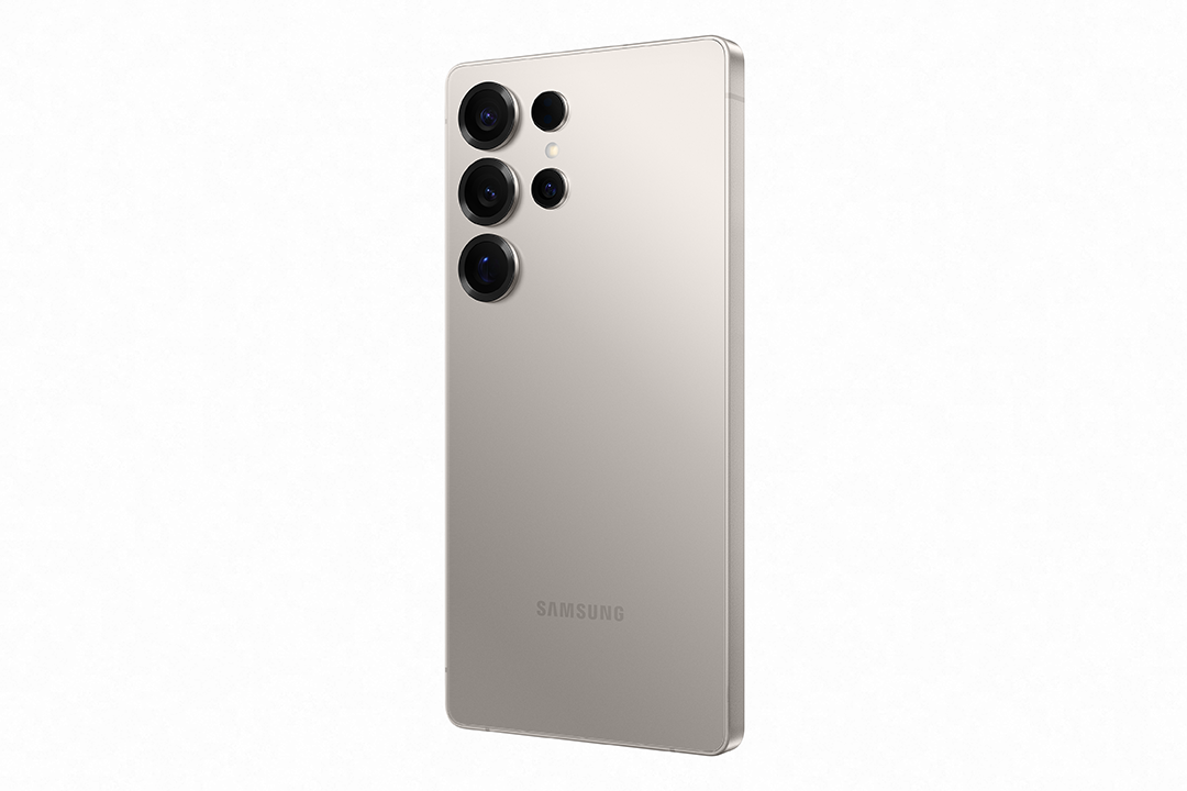 Bézs Samsung telefon hátulja négy kamerával. Fehér háttér.