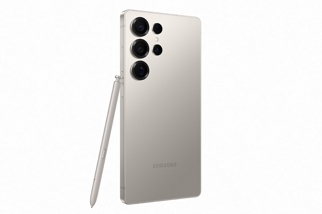 Egy okostelefon stylusszal és három hátsó kamerával. A telefon világosszürke.
