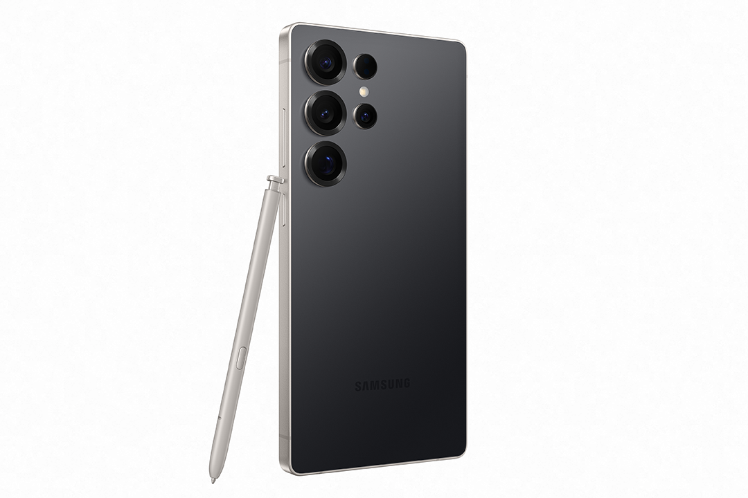 Sötét telefon, tollal, három kamerával, Samsung logóval, fehér háttérrel.