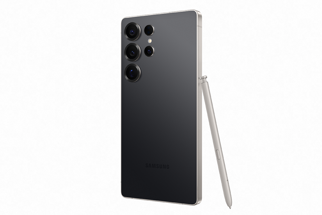 Sötét telefon, tollal, három kamerával, Samsung logóval, fehér háttérrel.