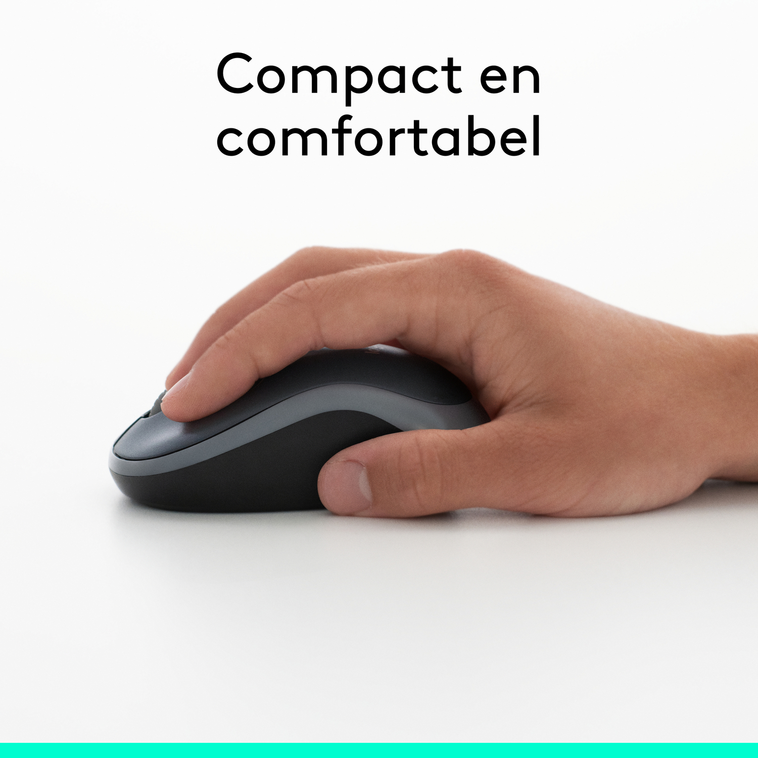 Hand holding a black and gray mouse, on a white surface with the text "Compact en comfortabel".