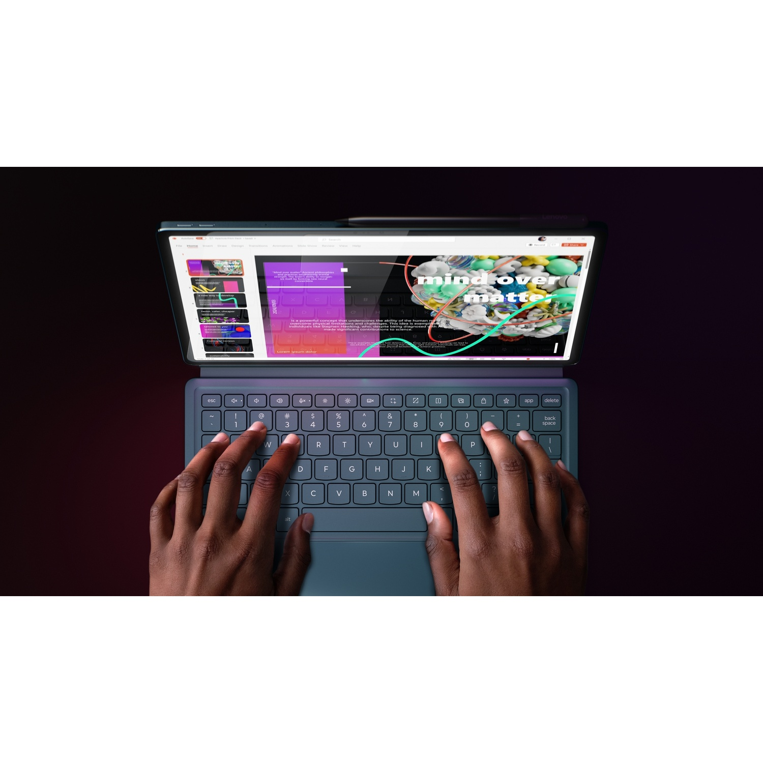 Mani che digitano su una tastiera blu con uno schermo di tablet che mostra una presentazione.