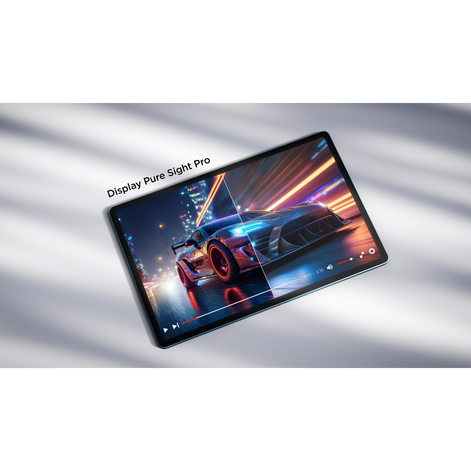 Un tablet che mostra un gioco di corse automobilistiche, con il testo 'Display Pure Sight Pro'. Sfondo bianco.