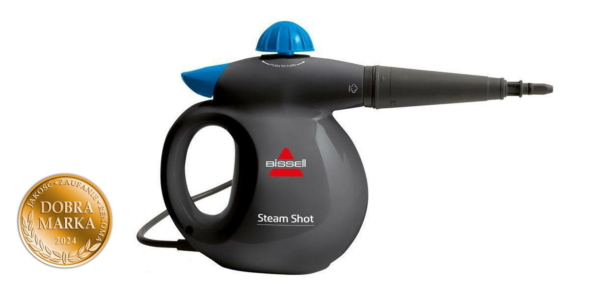 Osoba trzyma białą ładowarkę do baterii na białym tle.