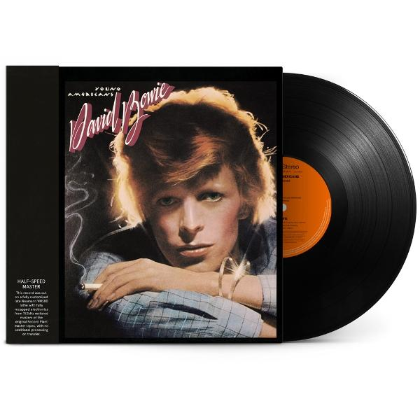 David Bowies 'Young Americans' Vinylplatte. Schwarze Platte in schwarzem Cover mit Bowies Bild.