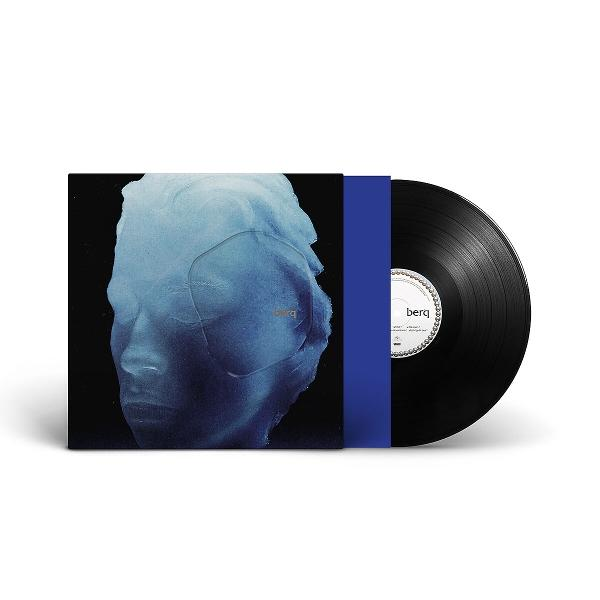 Schallplatte mit blau-schwarzem Albumcover. Abstraktes Gesicht auf dem Cover.