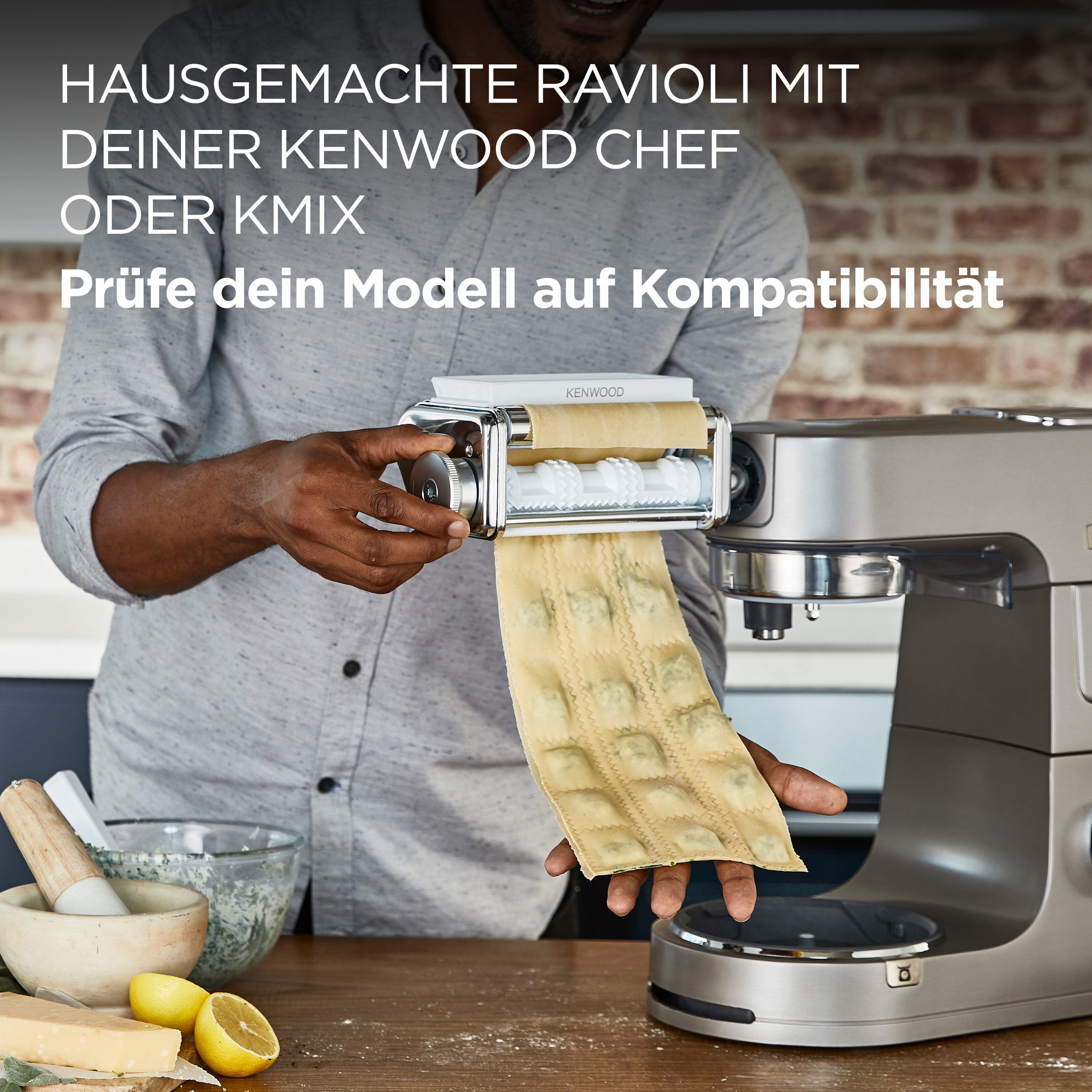 Ein Mann, der hausgemachte Ravioli mit einem Kenwood Chef Mixer herstellt. Der Teig wird ausgerollt.