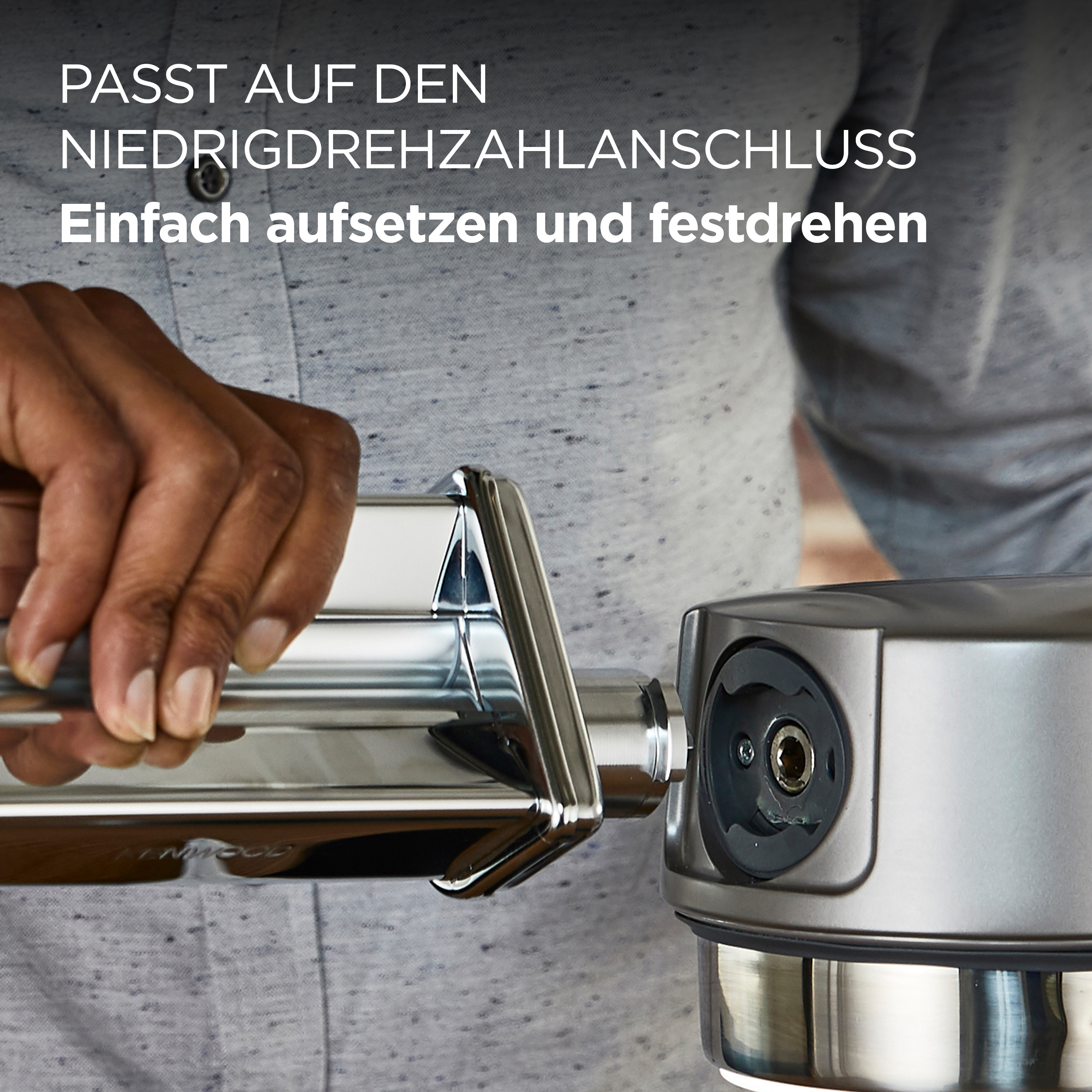 Hand benutzt Pasta-Aufsatz an silbernem Küchenmixer. Text oben auf Deutsch.