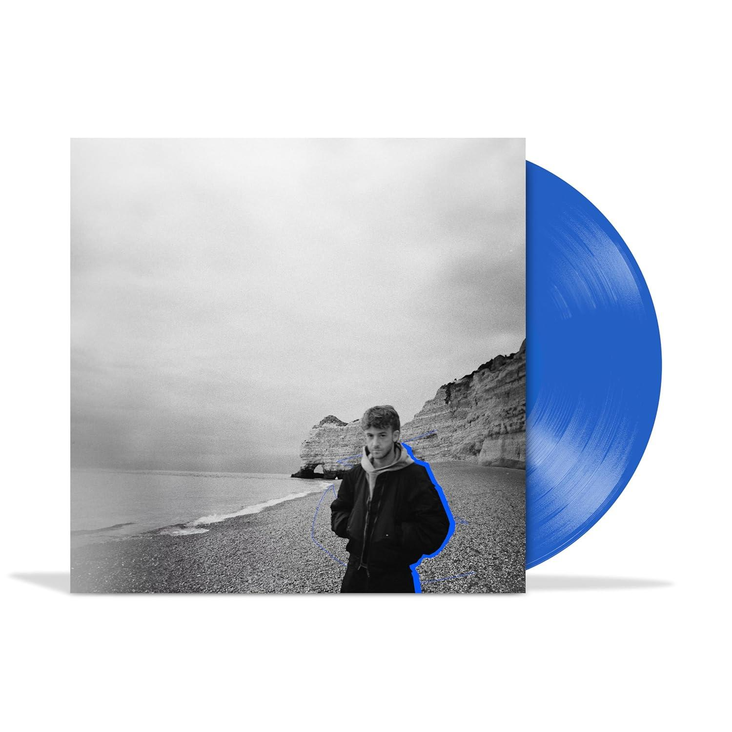 Ein Vinyl-Cover mit einem Schwarz-Weiß-Foto eines Mannes am Strand, eine blaue Schallplatte ist sichtbar.
