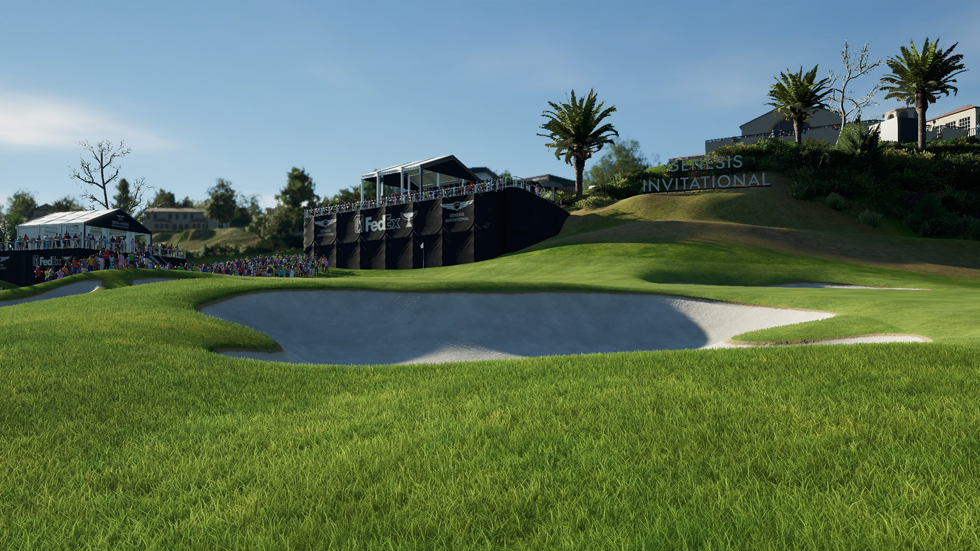 Golfplatz mit grünem Gras, Sandfalle und einem Gebäude mit der Aufschrift 'Genesis Invitational'.