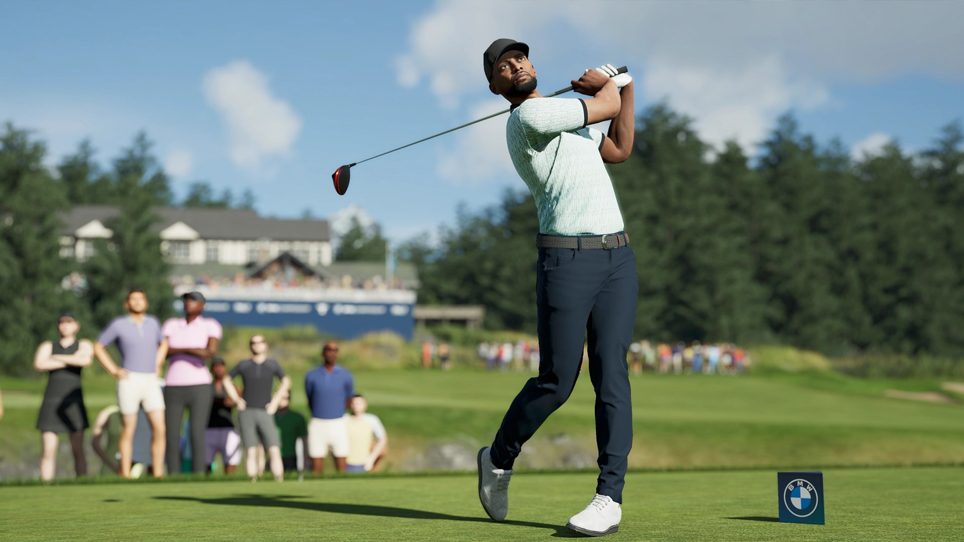 Männlicher Golfspieler in hellblauem Hemd schwingt Golfschläger auf grünem Platz mit Zuschauern.