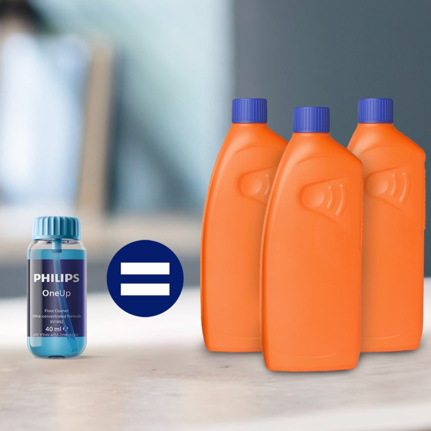 Een kleine blauwe fles, 3 oranje flessen en een gelijkteken. De flessen staan op een licht oppervlak, met een vage achtergrond.